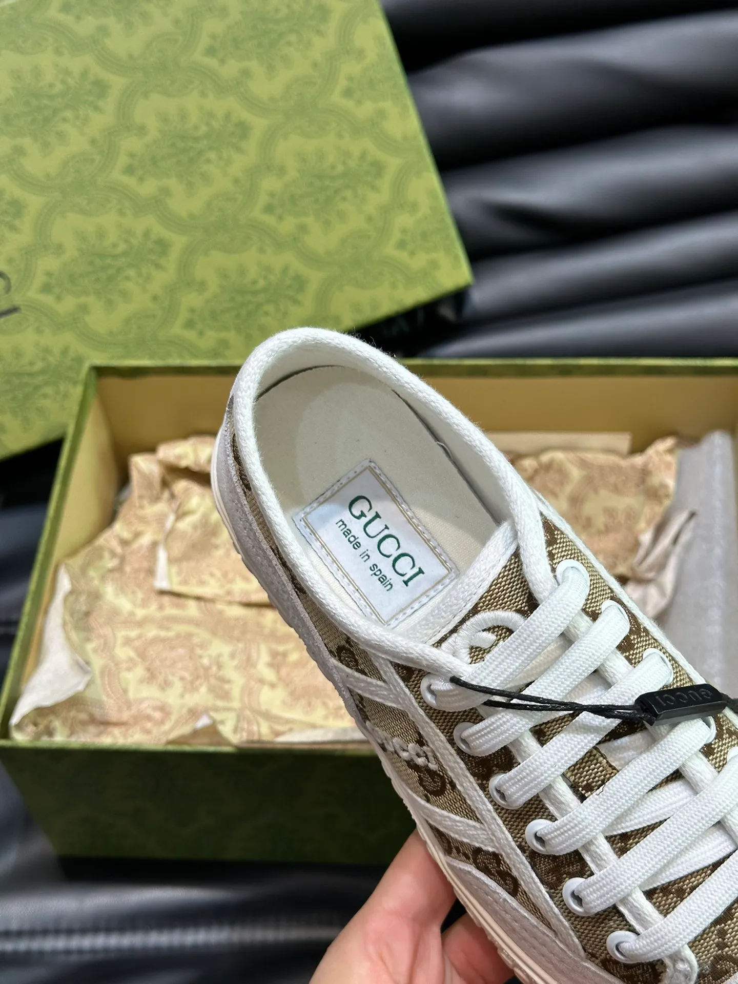 Men's shoes 💰p380 "GUCC*" Couple style 👫 lace-up canvas sneakers, crafted from light blue GG denim fabric, showing uniqueness. Classic details such as the GG printed embossed outsole, interlocking G and "Gucci" embroidery add to the glamorous style. Privately-made T men's shoes 💰pU original outsole, with exquisite details, impeccable fit, and a flat toe that has a retro feel! Customized canvas, classic double G logo, and the spring and summer color combinations are also very interesting! Size: Female 35-39. Male 38-44